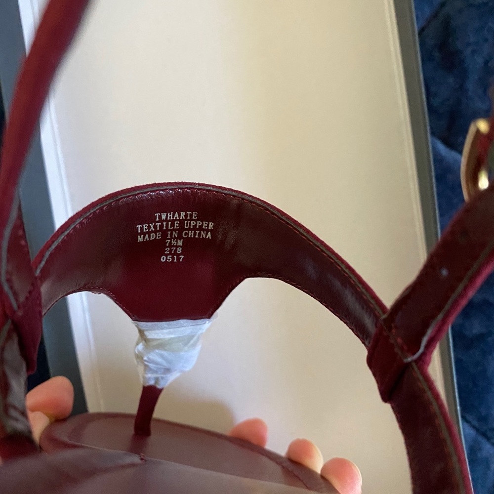 Tommy Hilfiger red thong sandals - Picture 7 of 7